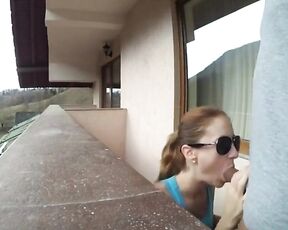 Amateur schneller Sex und Blasen auf dem Balkon im Freien