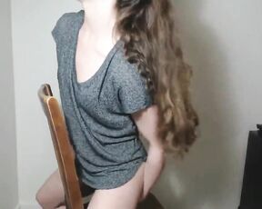 Junges geiles Mädchen findet einen Stuhl zum Masturbieren und erreicht einen wahren Orgasmus