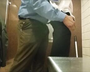 Hervorragende reife Frau trifft ihren Chef auf der Toilette zum schnellen Geschlechtsverkehr
