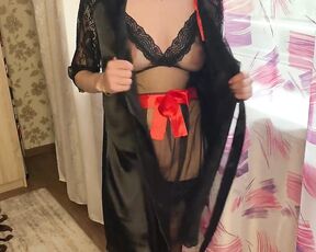 Hübsche junge Frau in sexy Unterwäsche neckt ihren Mann zum Sex