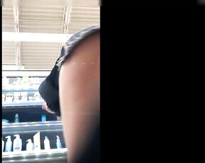 Ehrliche Kamera-Amateur-Hottie zeigt Schamlippen in engen Jeanshosen