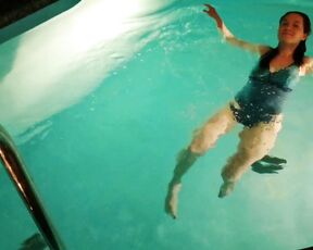 Amateur Paare hat draußen am Pool Sex