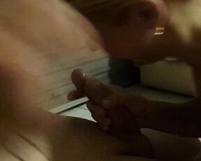 Cuck-Ehemann versucht seine Frau beim Schwanzlutschen eines Freundes zu filmen