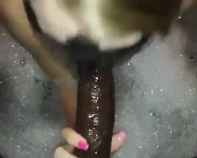 Super süße Blondine schluckt einen riesigen schwarzen Schwanz in der Badewanne und isst Sperma
