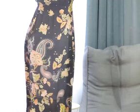 Charmante Ehefrau mit sexy Beinen neckt ihren Mann zum Geschlechtsverkehr