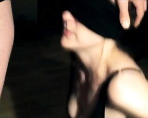 Ex-Freundin gibt mit verbundenen Augen einen Blasen