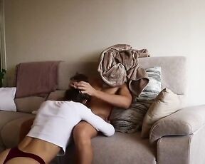 Fittes Paar fickt auf der Sofa