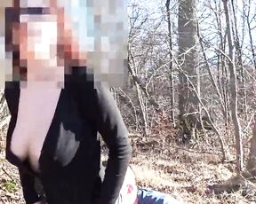 Zwei völlig Fremde machen draussen-Sex vor laufender Kamera im Wald