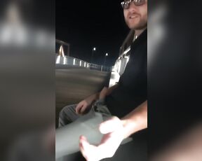 Amateur-Freundin führt draußen an einem öffentlichen Ort einen riskanten Blasen durch