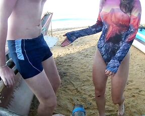 Hervorragender Oralsex am Strand mit einer perfekten Freundin