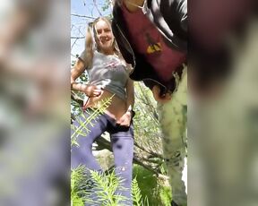 Amateur Paare wandert und hat draußen im Wald Sex