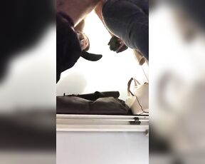 Amateur Paare beim Sex in öffentlicher Umkleidekabine vor versteckter Kamera erwischt