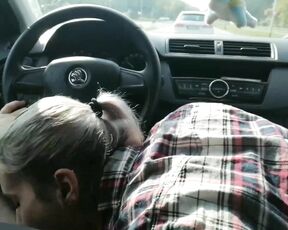Schlampenfreundin bläst einem Kerl im Auto einen