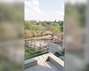 Reife Ehefrau wird im Freien auf dem Balkon gefickt damit alle zusehen und genießen können