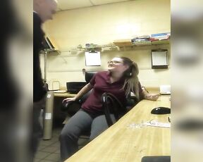 Amateurfrau macht Sex mit Arbeitskollegin im Büro sehr riskant