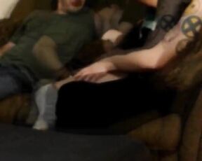 Junge Freundin mit Freund auf der Sofa bei heißem Trio-Sex geteilt