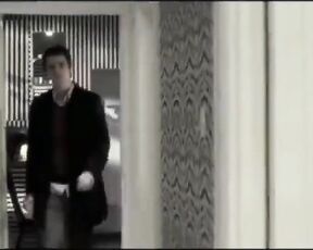 Geile Ehefrau neckt ihren bekleideten Mann und reibt seinen Schwanz schnell