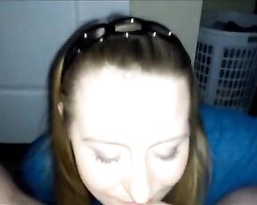 Mädchen ist eine sichere Hüterin wie sie den Kehlenfick macht und das Sperma isst