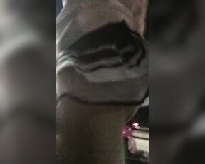 Mädchen läuft mit Dildokugeln in der Muschi die öffentliche Straße entlang