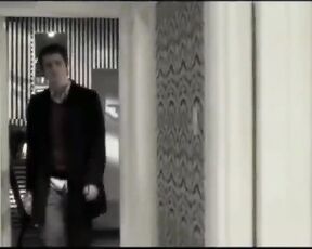 Sie wurde so nass als sie seine Wohnung sah dass sie sich für einen schnellen Fick auszog