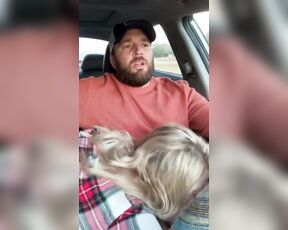 Atemberaubende Blondine Ehefrau gibt ihrem Mann beim Autofahren einen Blasen