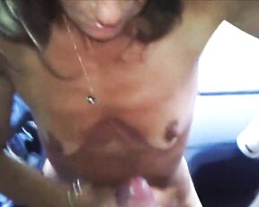 Die geile Oma weiß wie man einen jungen Kerl nur mit ihren Händen zum Abspritzen bringt