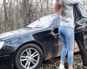 Junge Amateurfreundin im Wald draussen gefickt