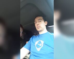 Überzeugte Frau meinen Schwanz zu lutschen während ich Auto fahre