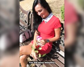 Er lädt eine wunderschöne reife Brünette zum Sex im öffentlichen SPA ein