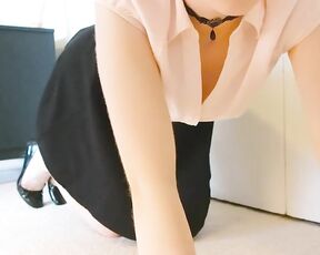 Junges geiles Mädchen liebt es ihre Muschi mit einem Dildo zu penetrieren