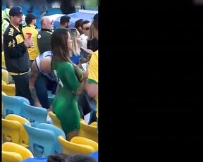 Wunderschöne Latina mit tollem Arsch und Körper tanzt nackt in einem öffentlichen Stadion