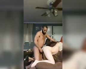 BBC hat von hinten auf der Sofa Sex mit einer Rothaarigen