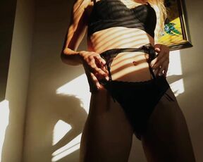Blondine mit verbundenen Augen exzellenter Kehlenfick und grobe Penetration
