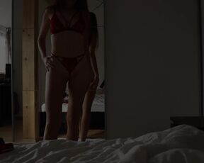 Sie probiert vor dem Sex ein Paar sexy Outfits aus