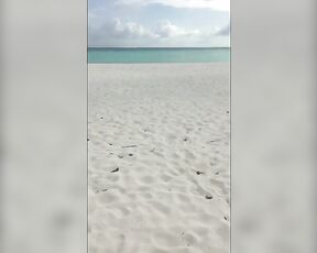 Riskanter Amateursex am Strand mit Frau und Abspritzen auf den Rücken