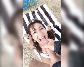 Große Ejakulation im Gesicht der Frau am Strand