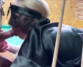 Maskierte Ehefrau nimmt an Trio-Sex teil und lutscht fremden Schwänzen