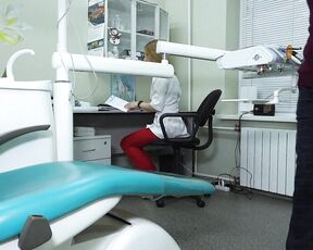 Ärztin führt Oralsex mit Patientin im Zimmer durch