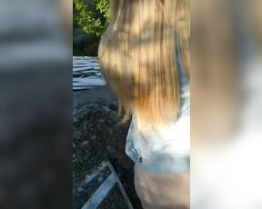 Versaute Freundin liebt Oralsex und Sex im Freien mit ihrem Freund