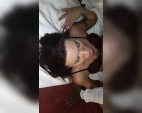 Cuckold-Ehemann sieht Ehefrau zu wie sie so laut stöhnt während sie von schwarzem Mann penetriert wird