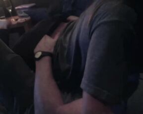 Ich sehe seiner Schlampenfrau beim Sex mit seinem besten Freund zu