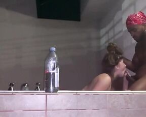 Amateur-interracial-Paar hat leidenschaftlichen Sex in der Badewanne