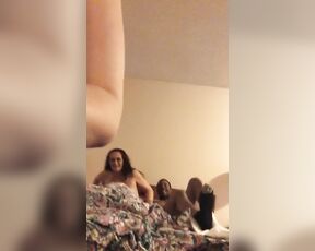Zwei weiße Nutten treffen schwarzen Mann in Motelzimmer