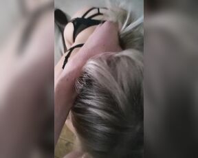 Ihr Stöhnen ist spektakulär während sie Schwänze lutscht und penetriert wird