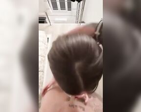 Wunderschöne Dame wartet darauf dass der Mann in ihr kommt